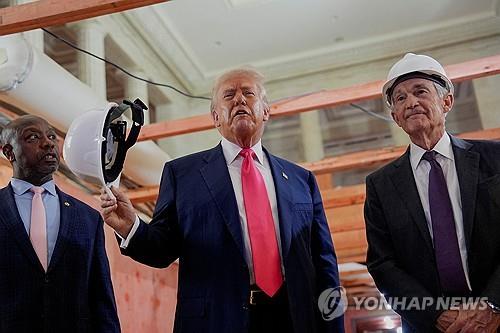 연준 방문한 트럼프