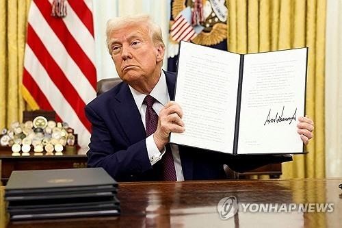 집권 2기 취임 직후 서명한 AI 행정명령 보여주는 트럼프 미 대통령