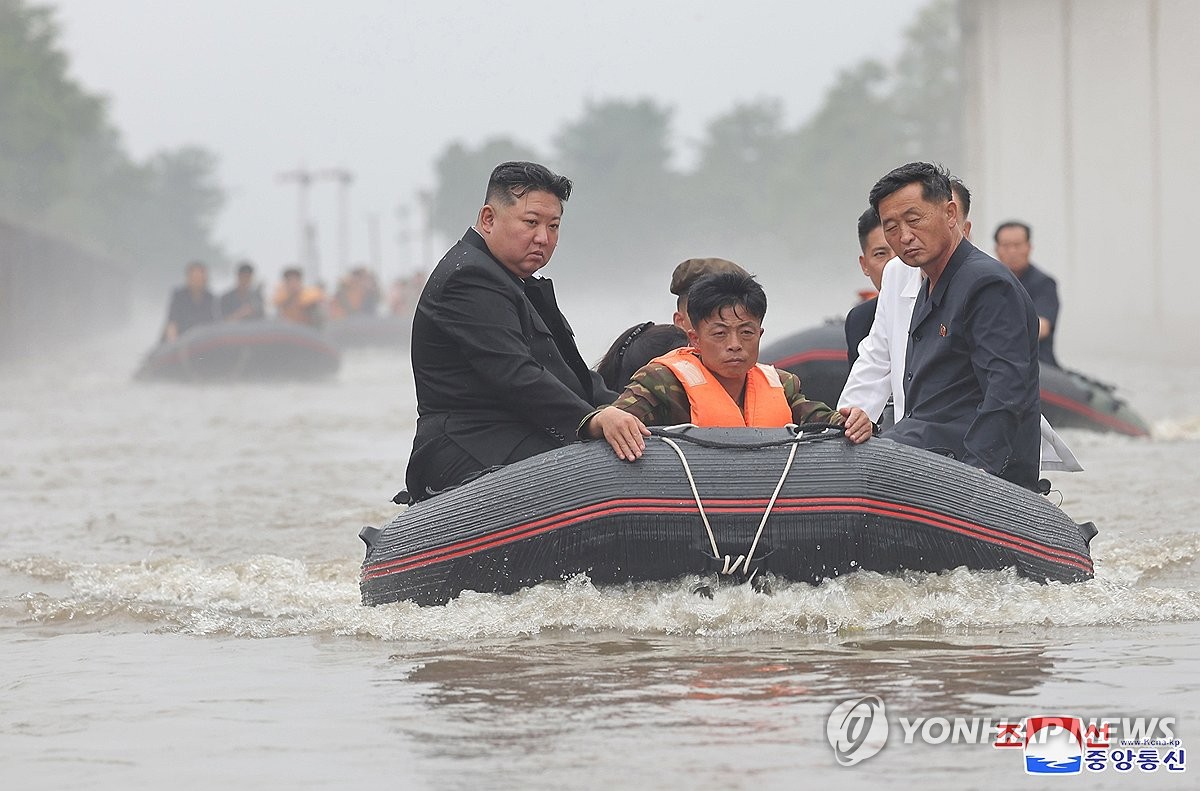 작년 7월 말 침수지역 돌아보는 북한 김정은