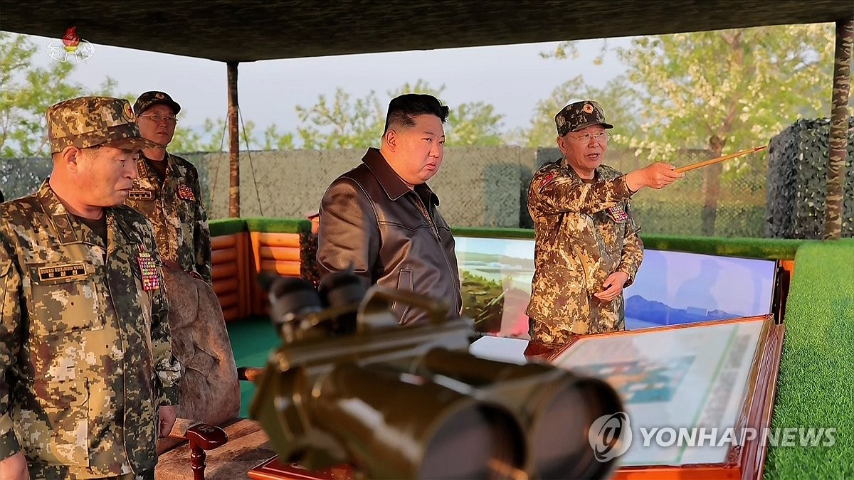북한 김정은, 포병부대 사격경기 참관