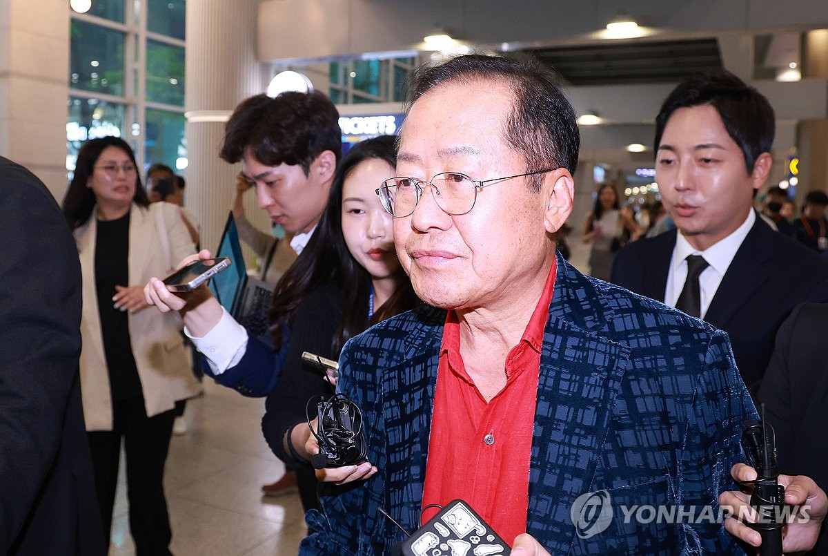 인터뷰 마치고 이동하는 홍준표 전 대구시장