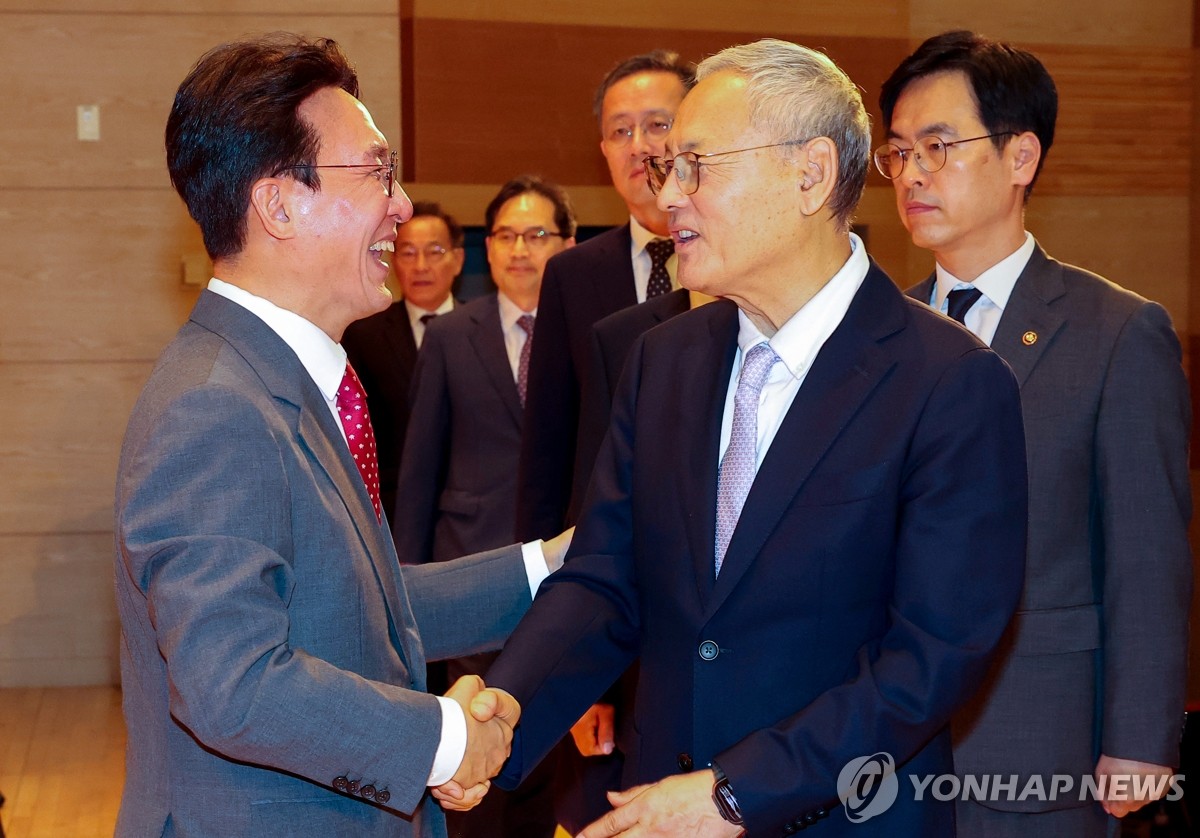 유인촌 문체부 장관과 인사하는 김민석 총리