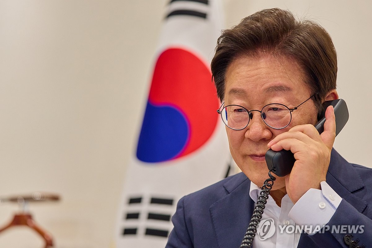 전화 통화하는 이재명 대통령