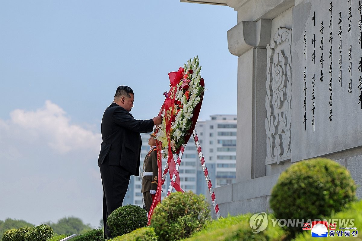 북한 김정은, '전승절' 72주년 맞아 우의탑에 헌화