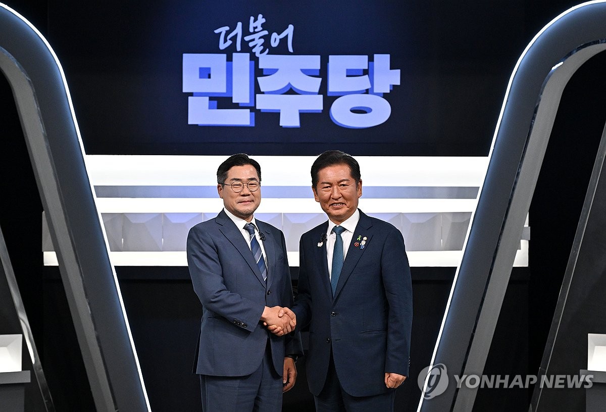 2차 토론회에서 악수하는 민주당 당 대표 후보들