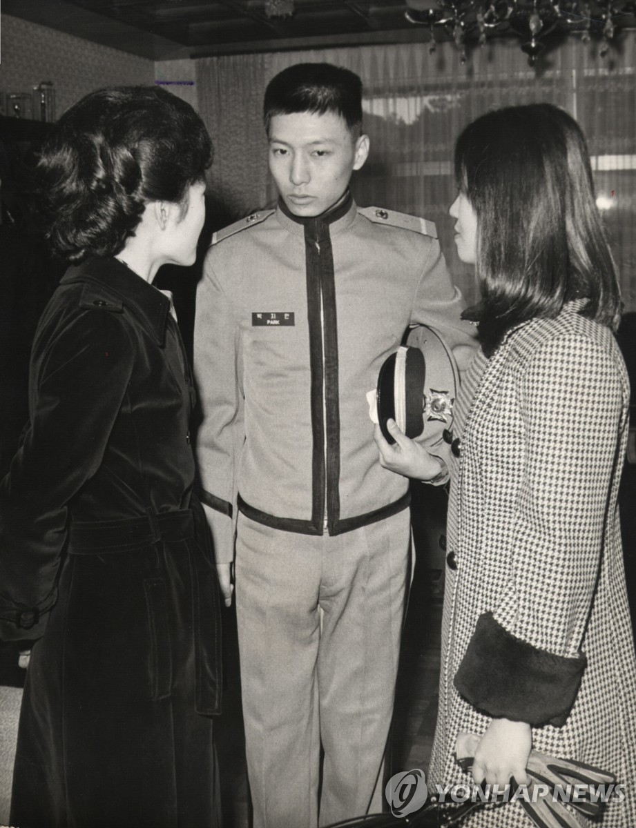 박지만 육사 생도와 누나 박근혜(왼쪽)