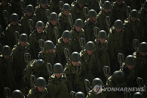 군사 퍼레이드 리허설 하는 러시아 군인들