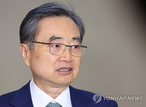 취재진 질문에 답하는 조현 외교부 장관
