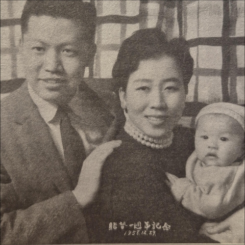 부모님 결혼 1주년 기념사진. 오른쪽 아기가 전인범