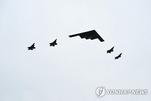 푸틴 러시아 대통령의 미국 도착 맞아 비행하는 美 스텔스 폭격기 편대