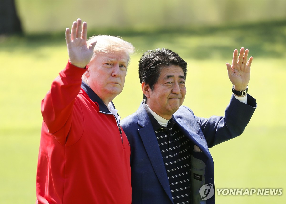 골프장을 방문한 도널드 트럼프 미국 대통령과 아베 신조 전 일본 총리