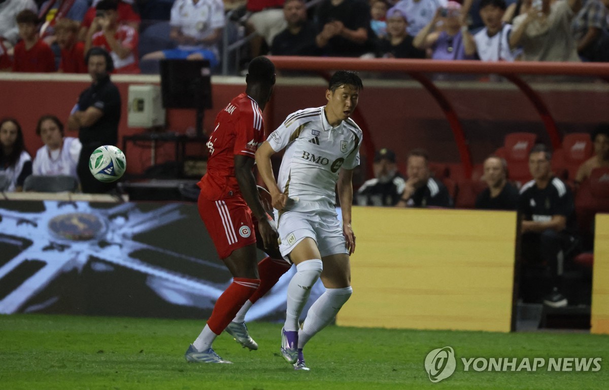 시카고와 경기에 출전한 LAFC 손흥민(오른쪽)