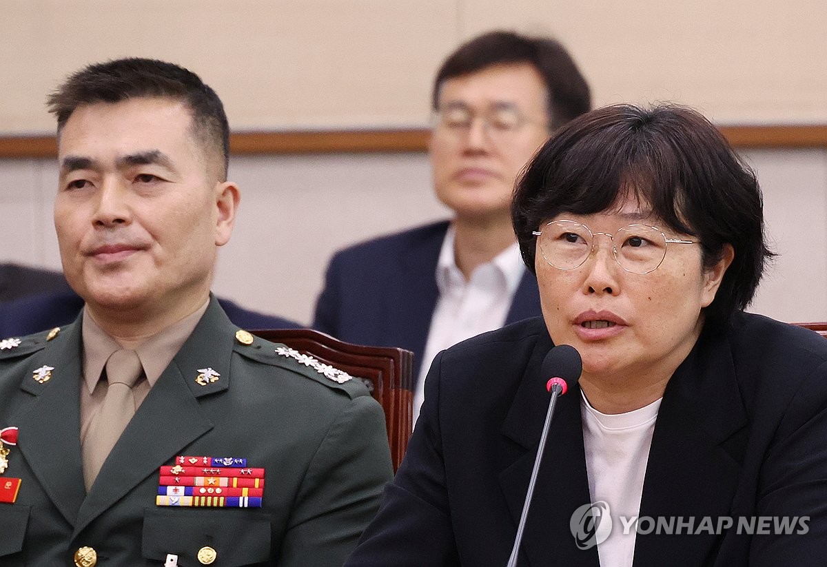 유재은 법무관리관(오른쪽)