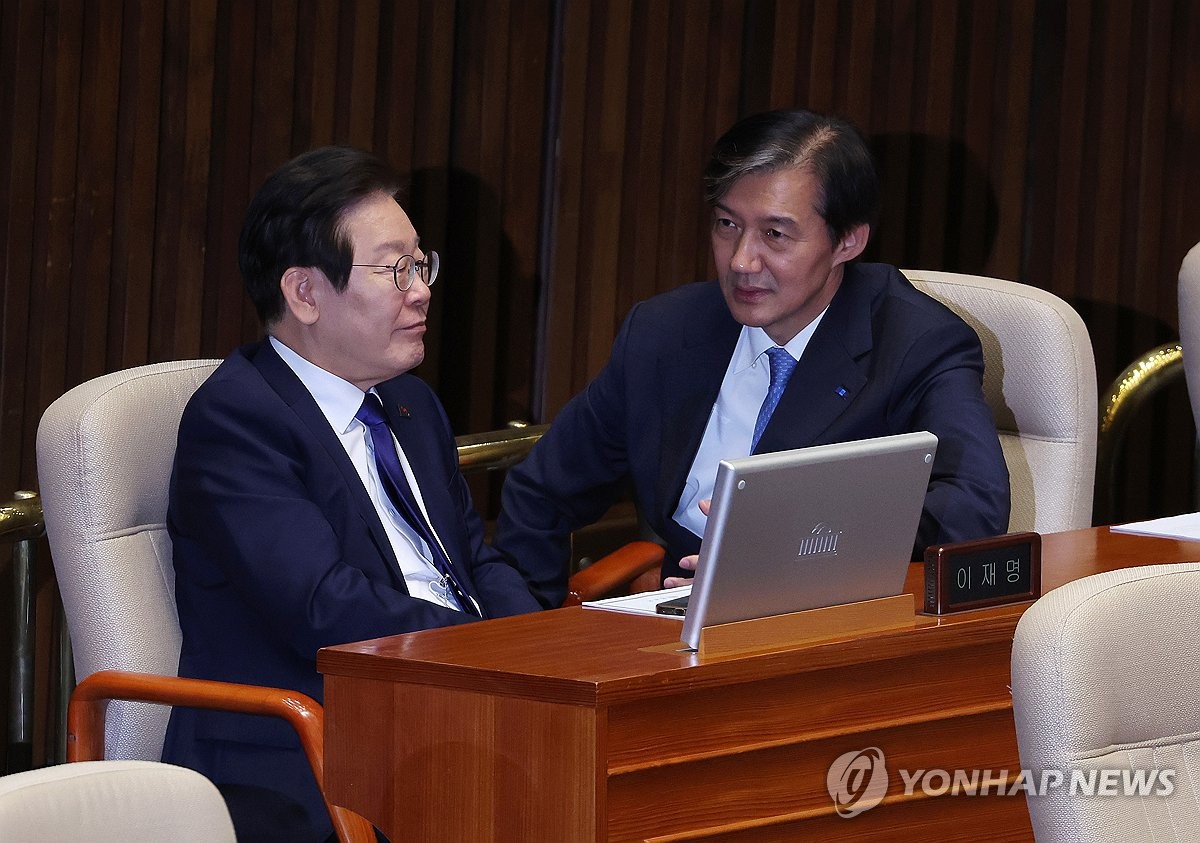 조국 대표와 대화하는 이재명 대표