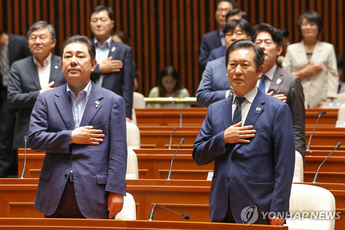 국기에 경례하는 정청래-김병기