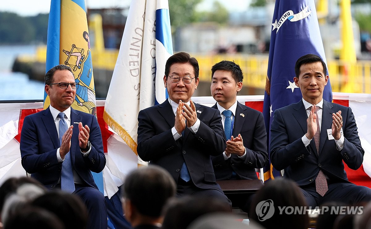 박수치는 이재명 대통령