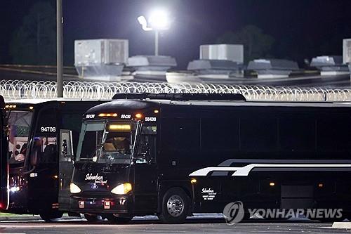 구금 한국 근로자 태울 버스