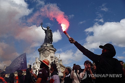지난 10일 '국가 마비' 시민운동 당시 파리 시내 시위 모습