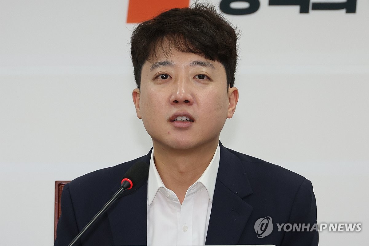 최고위 발언하는 이준석 대표