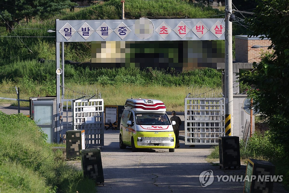 위병소 통과하는 구급차