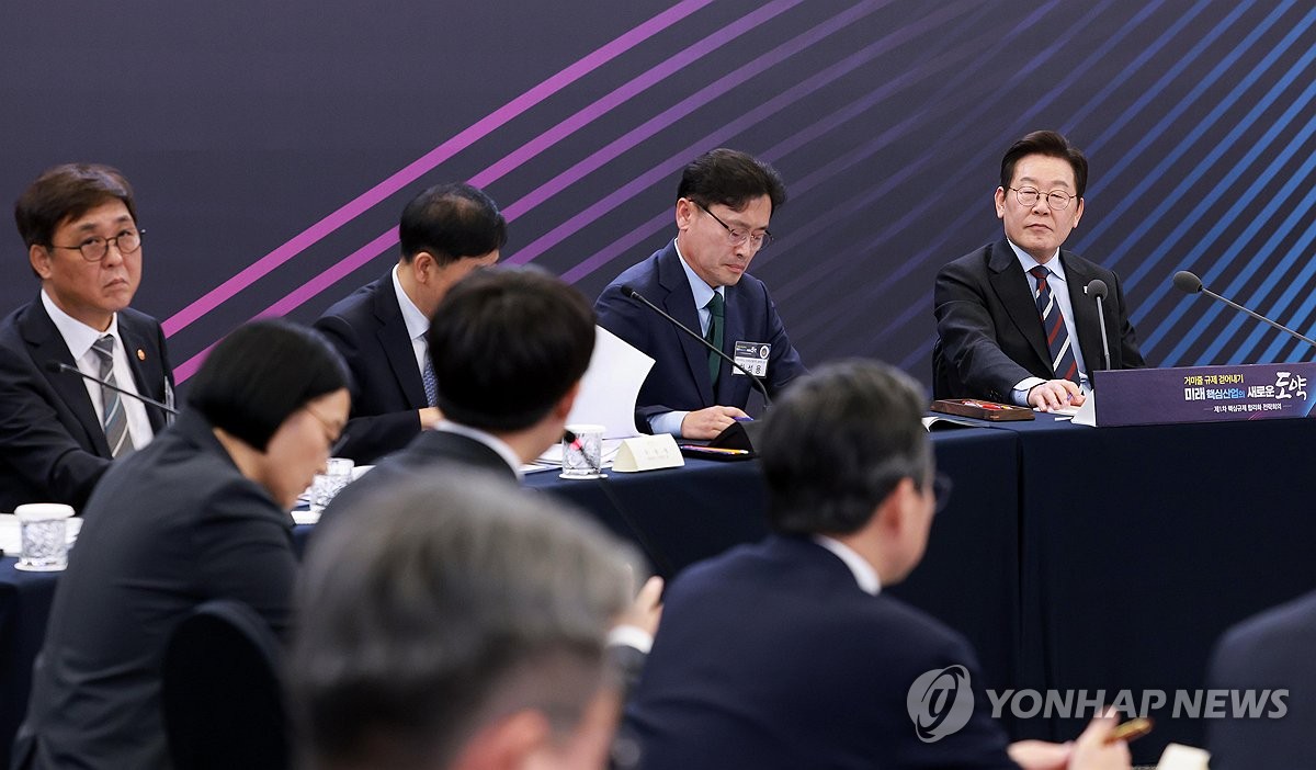 참석자 발언 경청하는 이재명 대통령