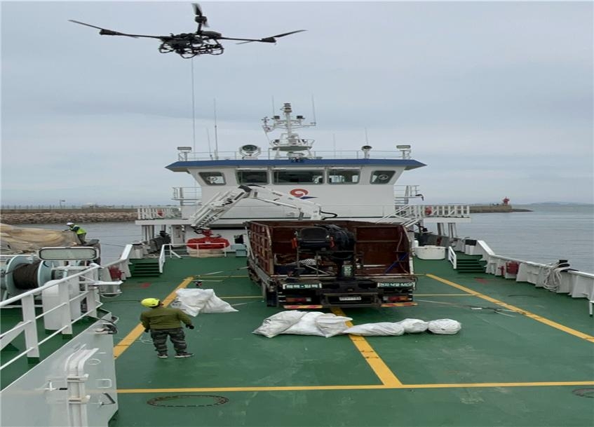섬 지역 해안쓰레기를 운반선으로 옮기는 드론