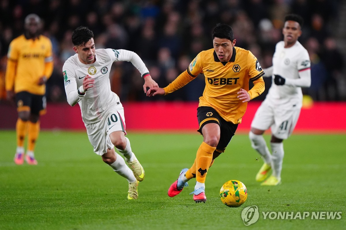 첼시와의 카라바오컵 4라운드에 출전한 황희찬(오른쪽)