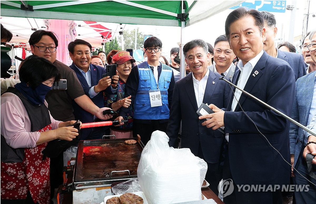 전통시장 장 보는 정청래 대표