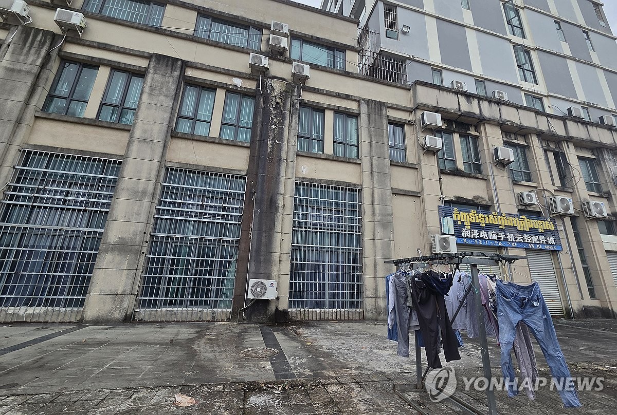 쇠창살로 막은 1층 유리문