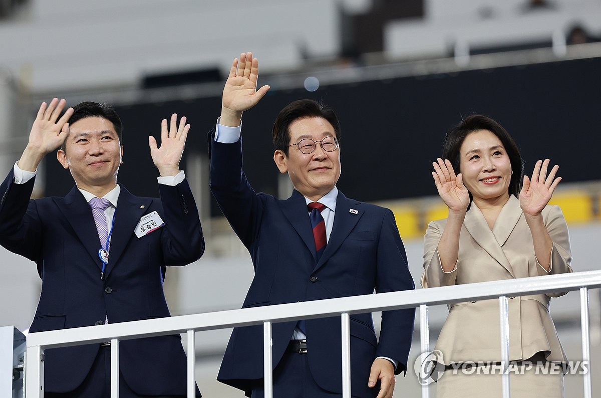 선수단 향해 손 흔드는 이재명 대통령 부부