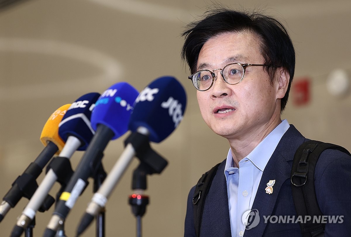 취재진 질문에 답하는 김정관 산업통상부 장관