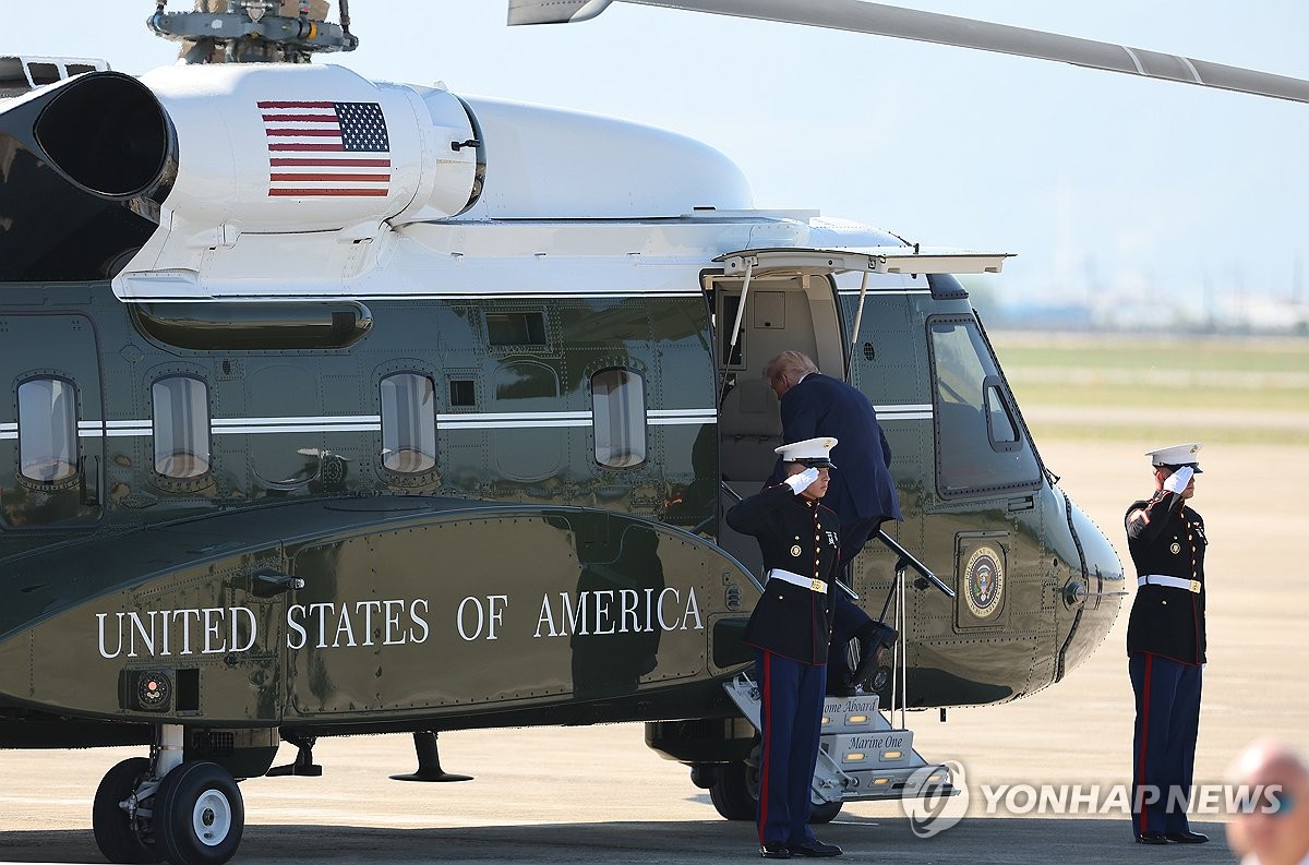 APEC 마린원 탑승하는 트럼프 미국 대통령