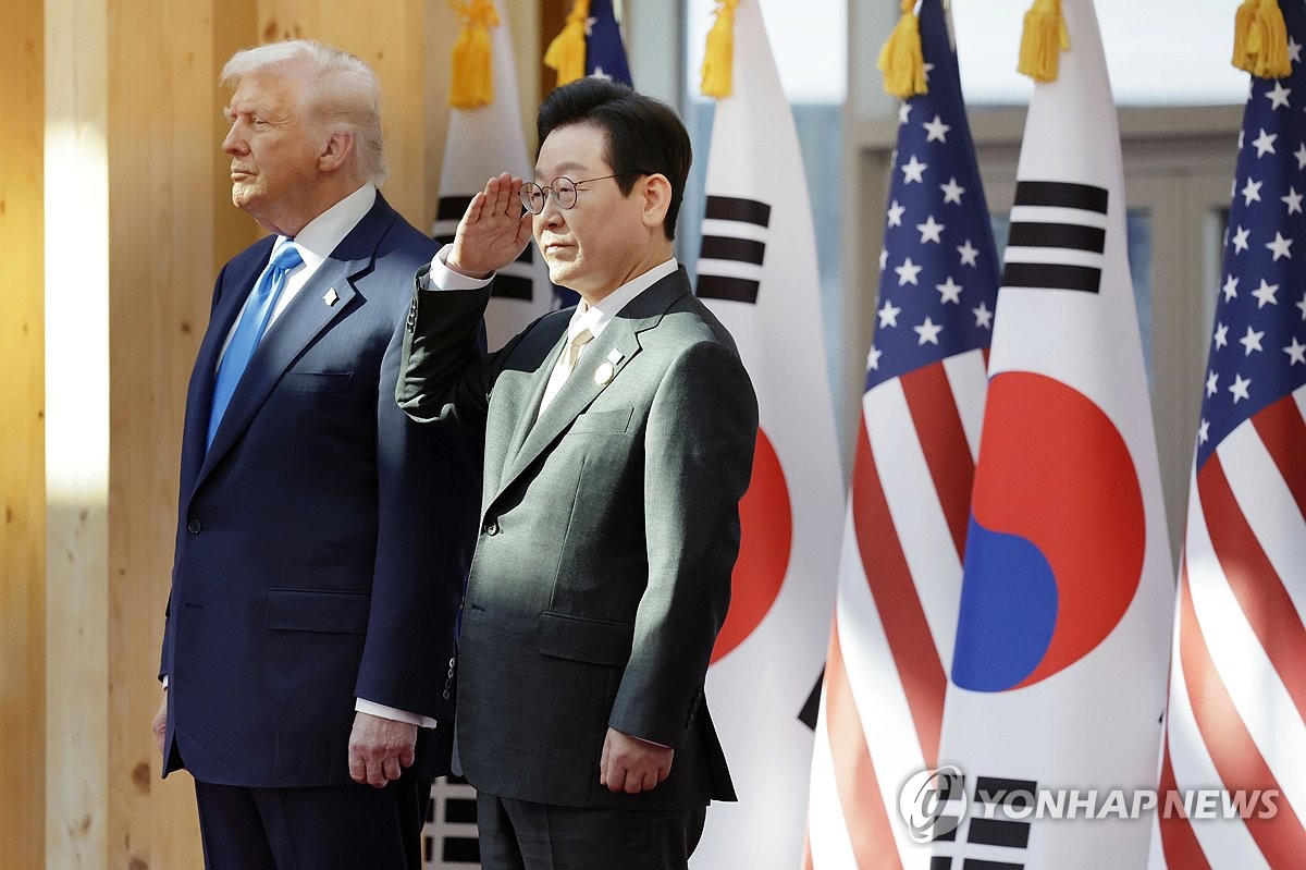 거수경례하는 이재명 대통령