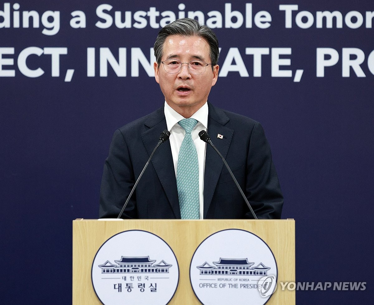 브리핑 하는 김용범 정책실장