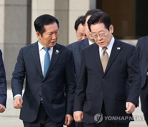 대화 나누는 이재명 대통령과 정청래 대표