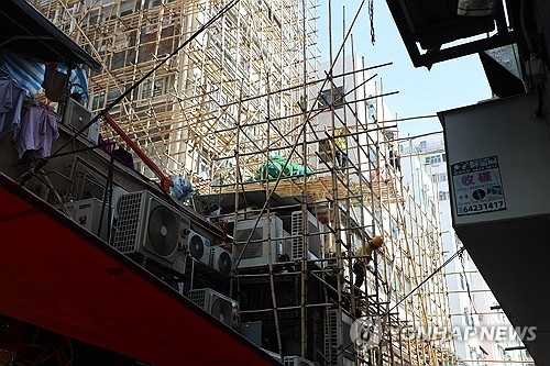 홍콩 건물 리모델링 현장의 대나무 비계