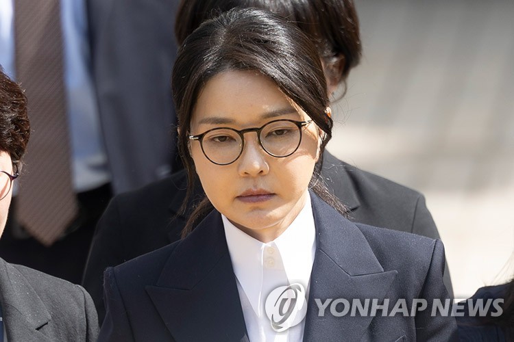 법원 나서는 김건희