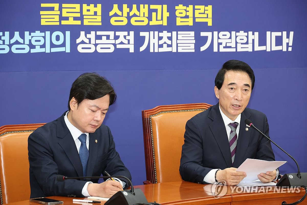 기자간담회하는 박수현 수석대변인