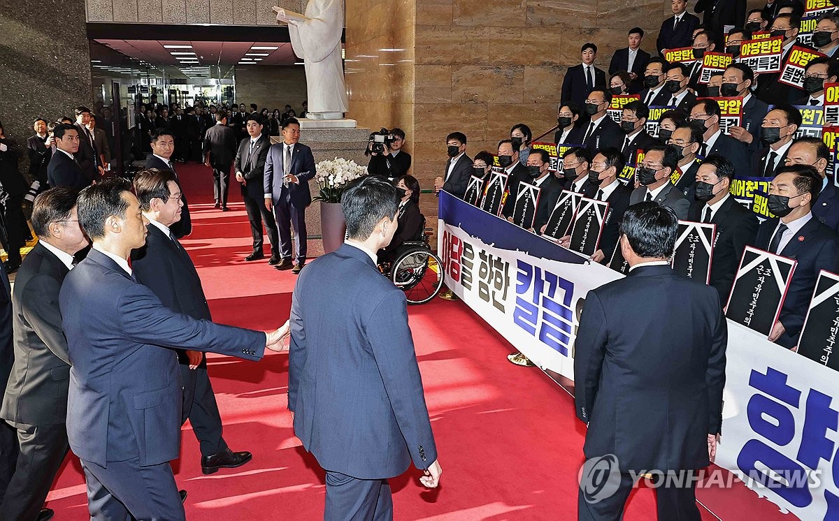 시위하는 국민의힘 의원들 앞 지나는 이 대통령