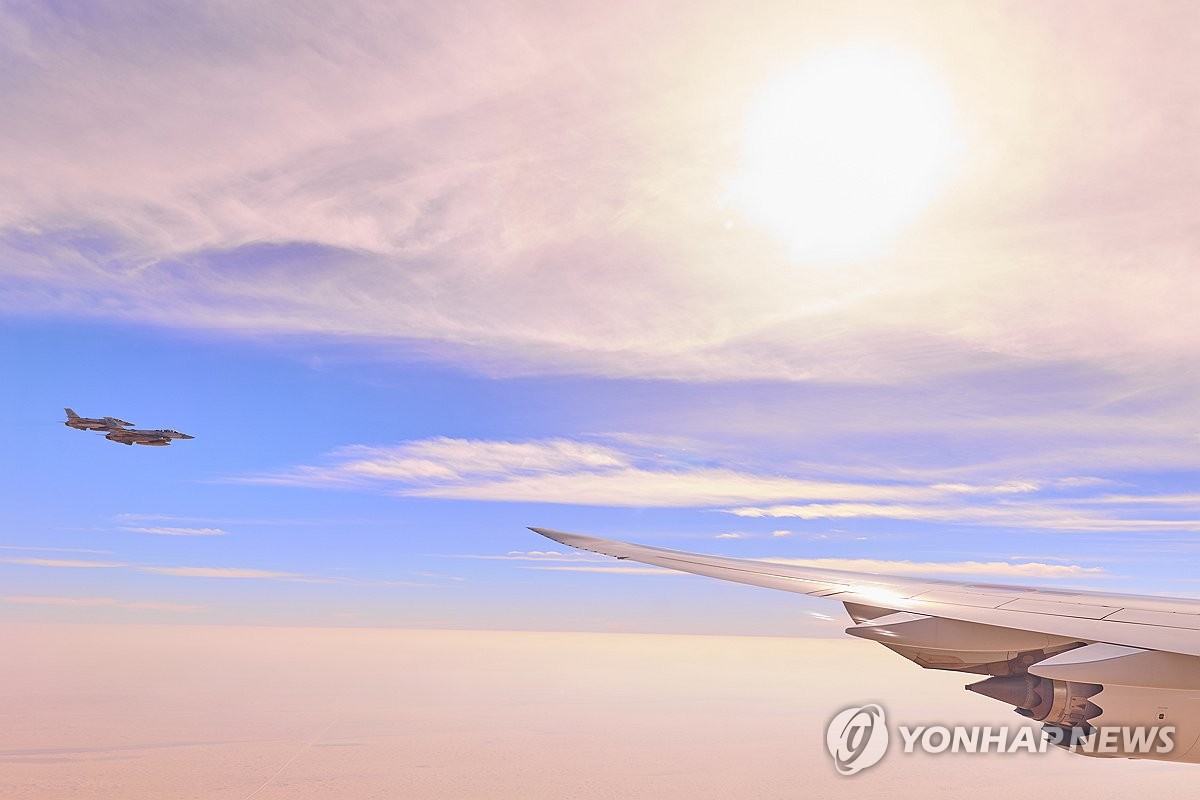 이재명 대통령 탑승 공군 1호기 호위하는 UAE 공군 전투기