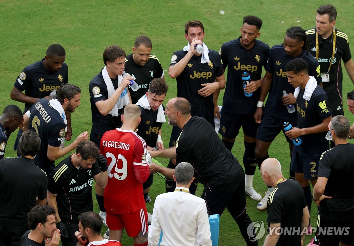 2025 FIFA 클럽 월드컵 경기 중 수분 공급을 위한 휴식을 갖는 선수들.