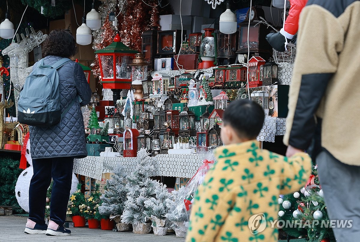 크리스마스 소품 구경하는 시민들