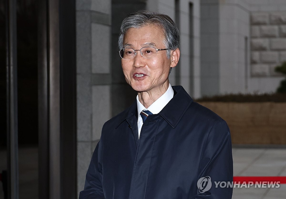 취재진 질문에 답하는 조희대 대법원장