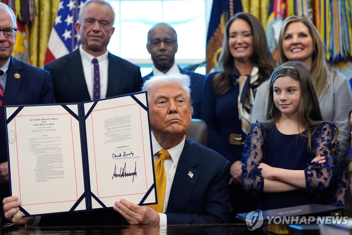 '학교서 일반우유 제공' 법안 서명한 트럼프