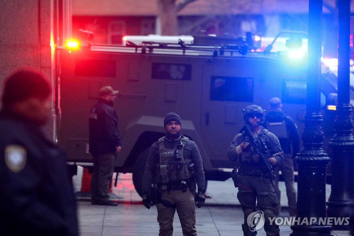 법원 청사로 진입하는 마두로 호송추정 장갑트럭