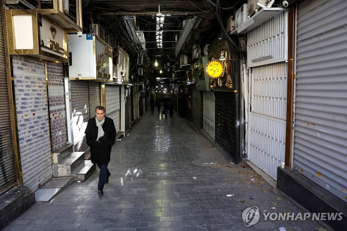 테헤란 그랜드 바자르 상점들이 문을 닫은 모습