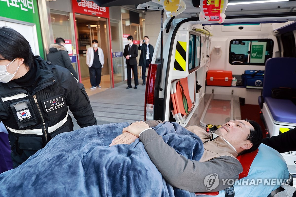 병원으로 이송되는 국민의힘 장동혁 대표