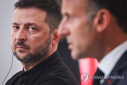 마크롱 바라보는 젤렌스키 대통령