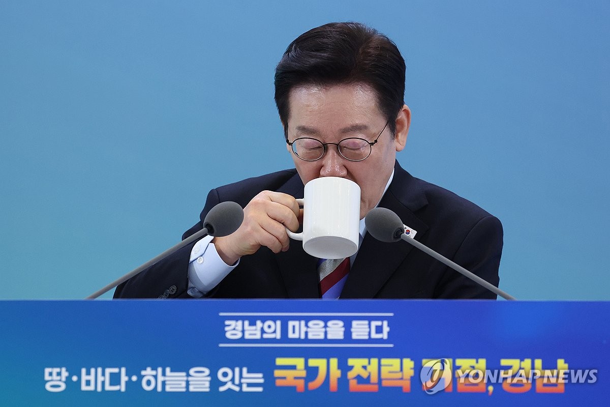 물 마시는 이재명 대통령