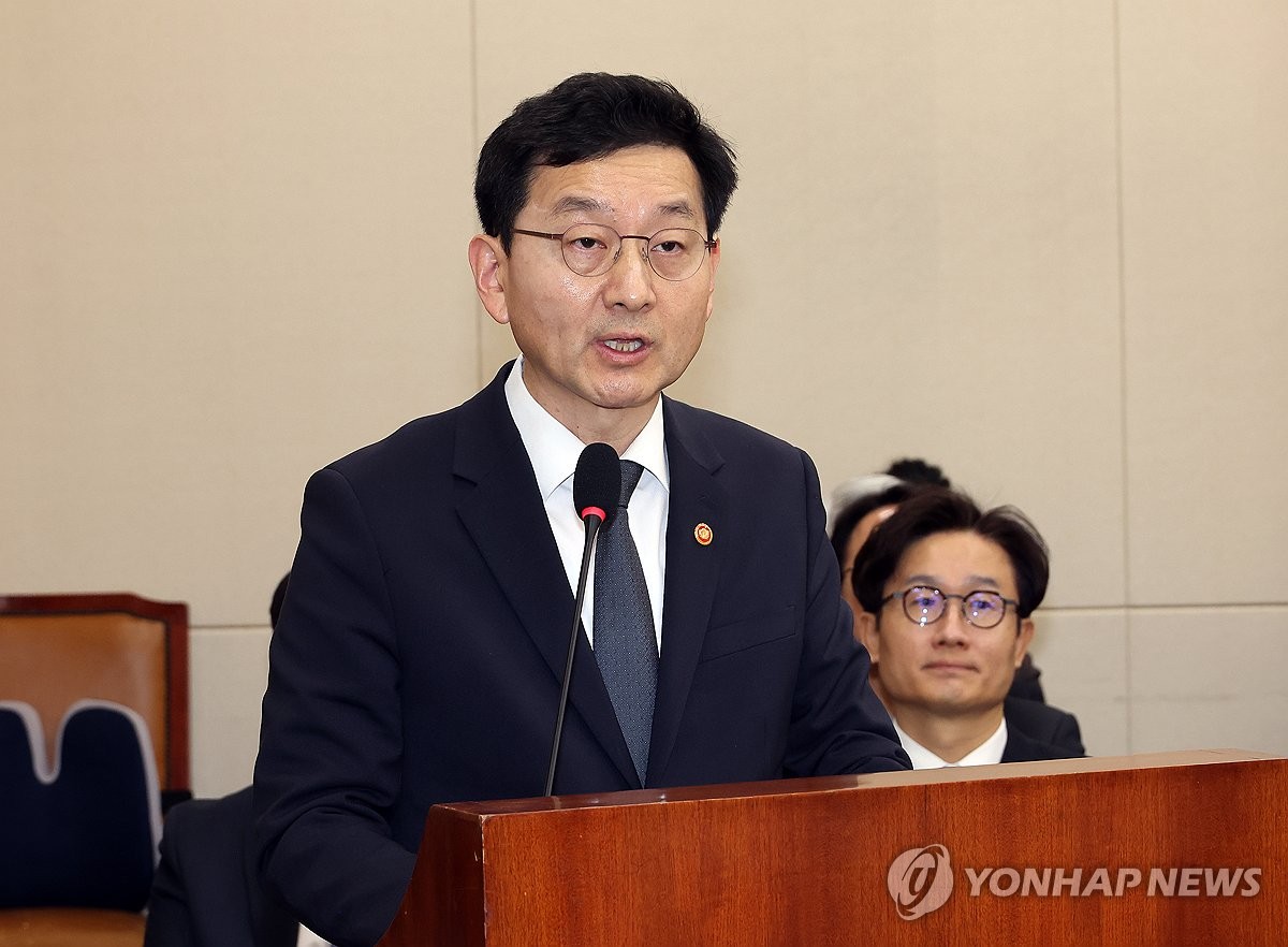 정무위 업무 보고 하는 윤창렬 국무조정실장